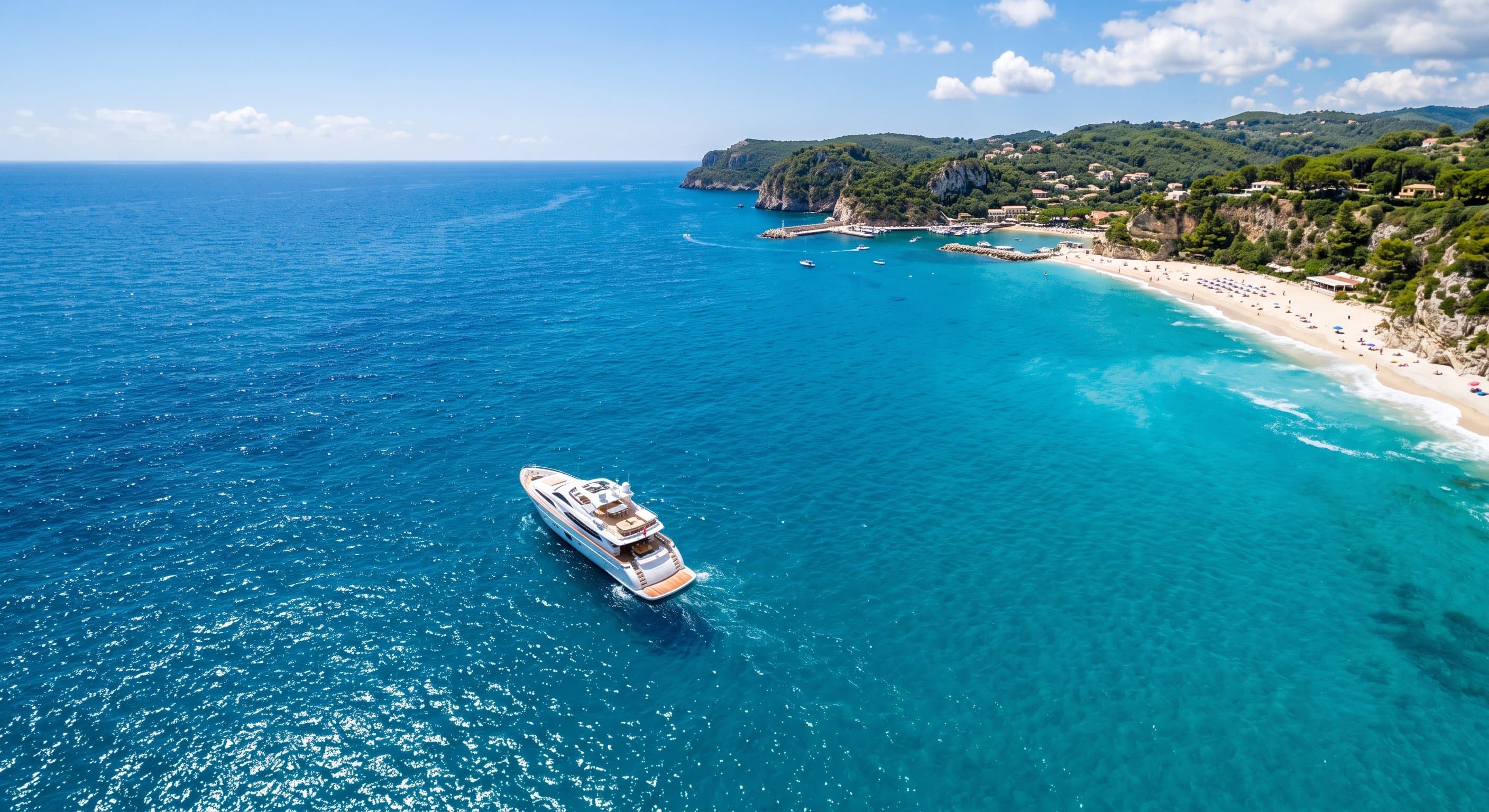 Barco navegando em mar azul-turquesa